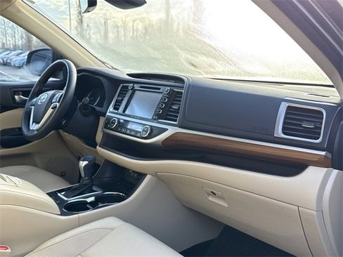 Used 2019 Toyota Highlander Limited image 17