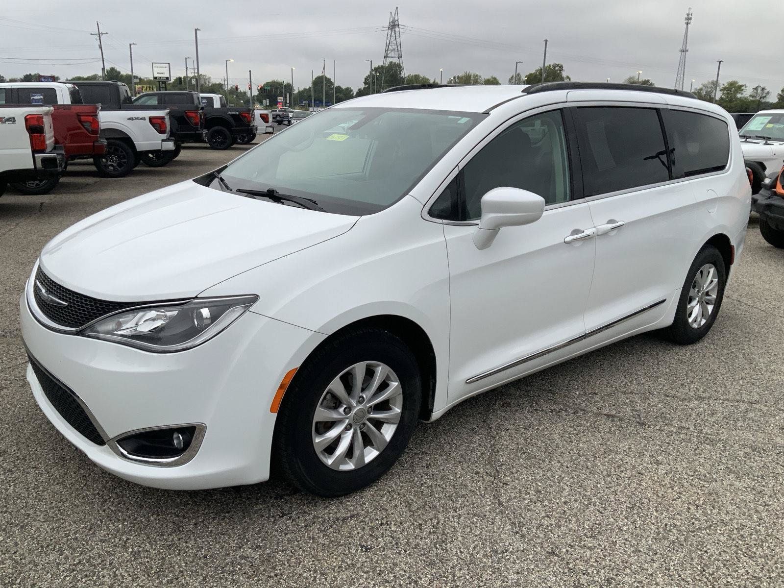 Used 2017 Chrysler Pacifica Touring-L FWD image 4