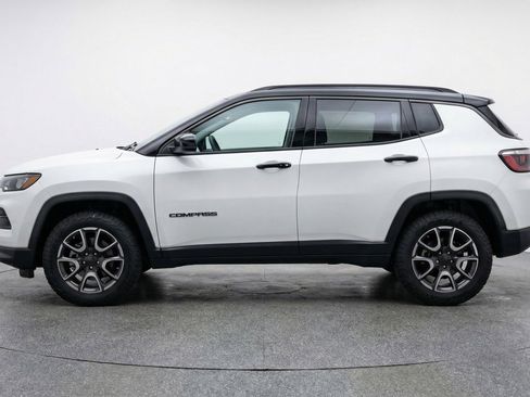 Used 2025 Jeep Compass Trailhawk AWD/4WD image 5