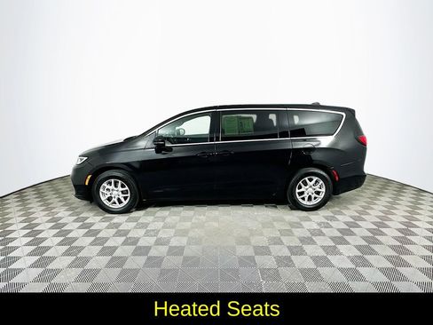 Used 2025 Chrysler Pacifica Select image 6