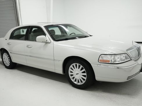 Used 2005 Lincoln Town Car Signature Limited image 2
