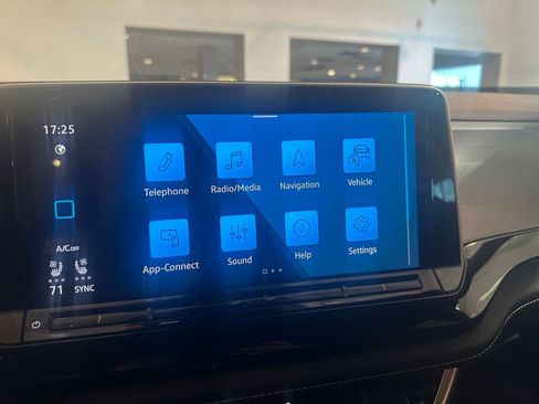 Used 2025 Volkswagen Atlas Cross Sport SE image 21