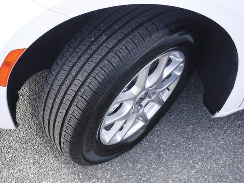 Used 2023 Chrysler Pacifica Touring-L image 24