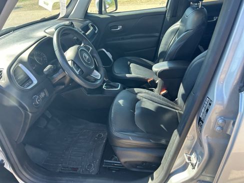Used 2019 Jeep Renegade Latitude w/ UConnect 8.4 Nav Group AWD/4WD image 9