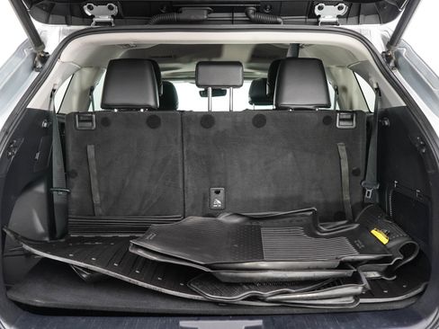Used 2021 Toyota Highlander XLE AWD/4WD image 9