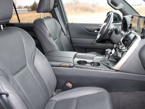 Used 2023 Lexus LX 600 4WD w/ Luxury Package image 18