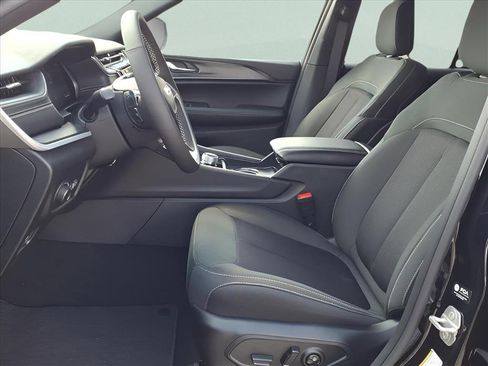 New 2025 Jeep Grand Cherokee Laredo w/ Luxury Tech Group I image 10