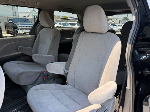 Used 2017 Toyota Sienna LE FWD image 18