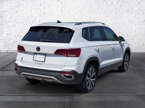 Used 2024 Volkswagen Taos SE w/ Panoramic Sunroof Package FWD image 7