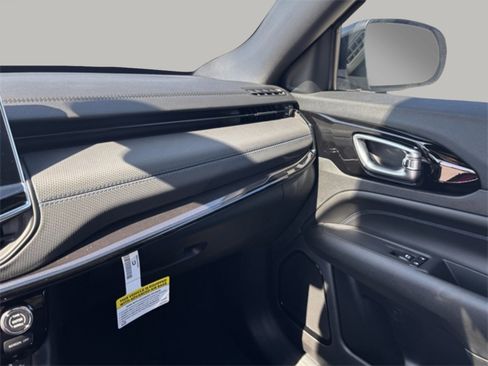 New 2026 Jeep Compass Latitude image 13