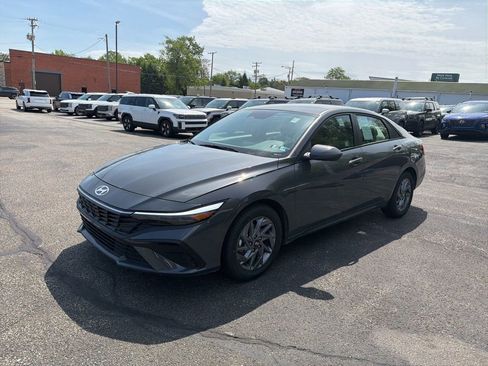 Used 2025 Hyundai Elantra Hybrid FWD image 3