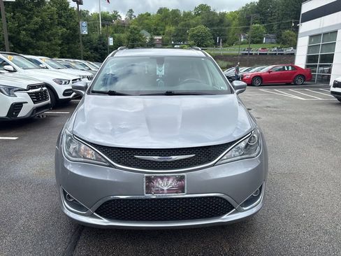 Used 2020 Chrysler Pacifica Touring-L FWD image 2