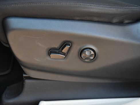 Used 2023 Chrysler Voyager LX FWD image 16