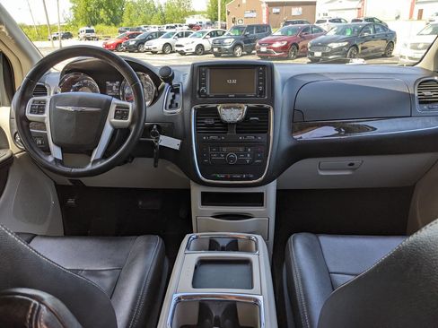 Used 2014 Chrysler Town & Country Touring FWD image 16