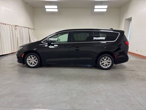 Used 2024 Chrysler Pacifica Touring-L image 5