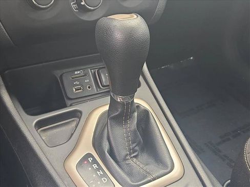 Used 2017 Jeep Cherokee Sport FWD image 12