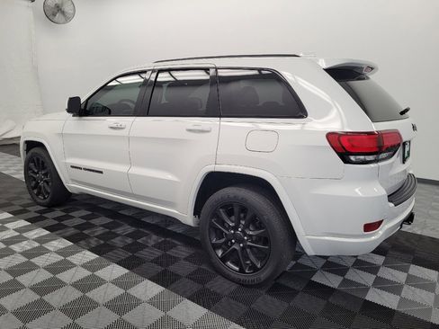 Used 2021 Jeep Grand Cherokee Laredo X RWD image 3
