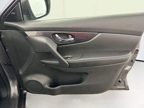 Used 2017 Nissan Rogue SV w/ SV Premium Package image 34