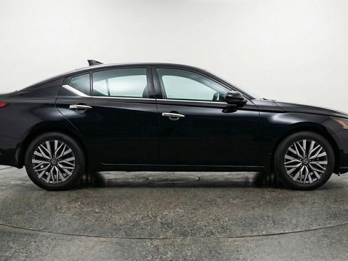 Used 2025 Nissan Altima 2.5 SV image 11