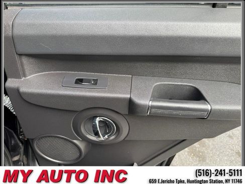 Used 2009 Jeep Commander Limited image 35