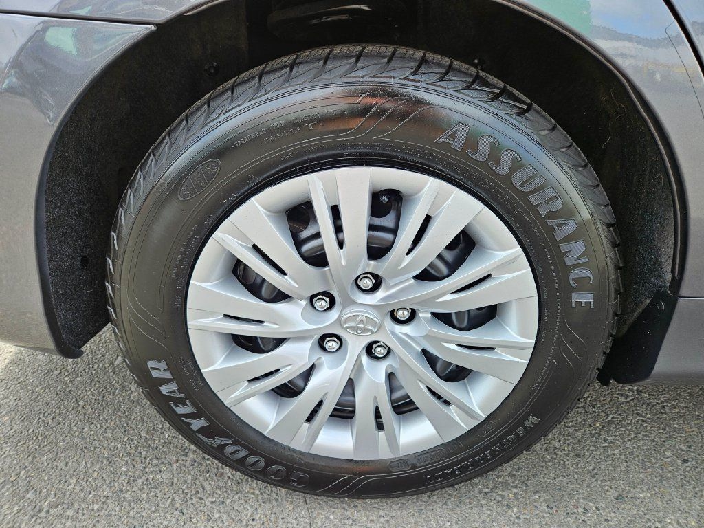 Used 2014 Toyota Camry LE FWD image 9