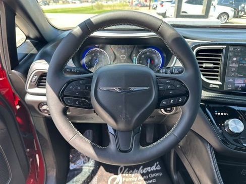 Used 2025 Chrysler Pacifica Limited FWD image 21
