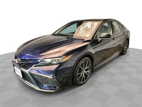 Used 2021 Toyota Camry SE w/ Cold Weather Package image 1
