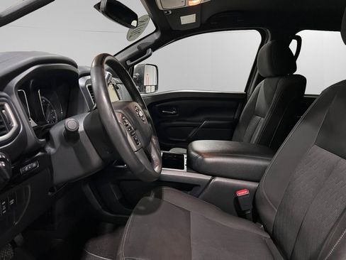 Used 2018 Nissan Titan SV image 24