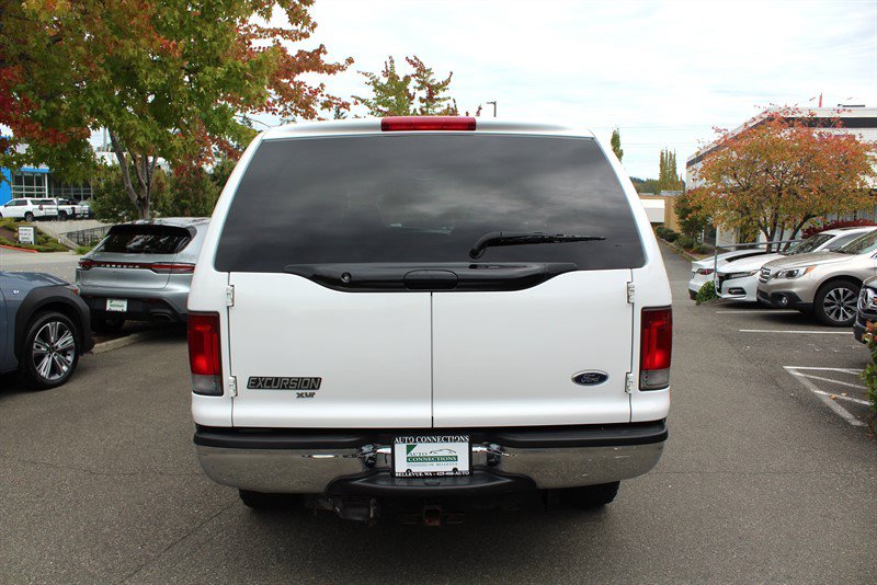 Used 2005 Ford Excursion XLT AWD/4WD image 4