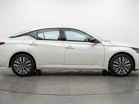 Used 2025 Nissan Altima 2.5 SV FWD image 19