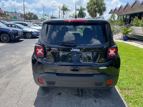 Used 2021 Jeep Renegade Latitude FWD image 6