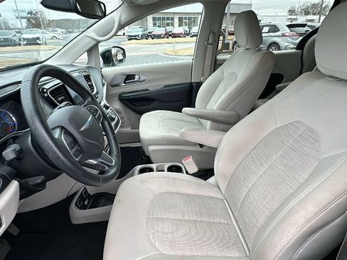 Used 2019 Chrysler Pacifica Touring Plus image 9