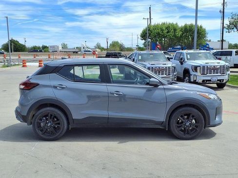 Used 2022 Nissan Kicks SV FWD image 2