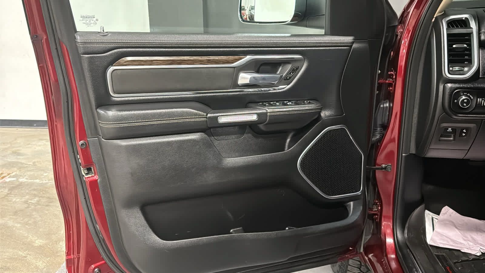 Used 2019 RAM 1500 Laramie AWD/4WD image 9