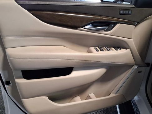 Used 2018 Cadillac Escalade Premium Luxury image 21