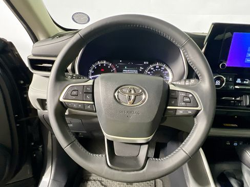 Used 2024 Toyota Highlander XLE FWD image 17