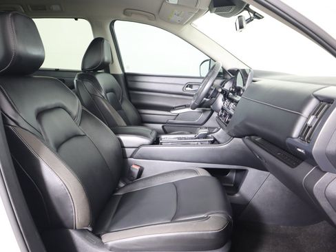 Used 2024 Nissan Pathfinder SL w/ Black Appearance Package image 10