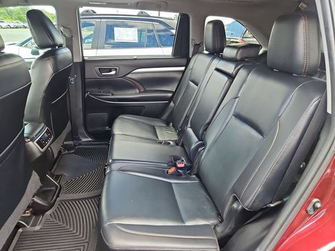 Used 2019 Toyota Highlander XLE AWD/4WD image 23