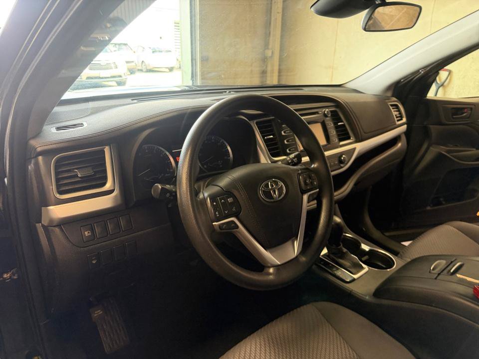 Used 2017 Toyota Highlander LE AWD/4WD image 34
