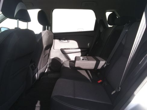 Used 2022 Nissan Rogue SV image 9