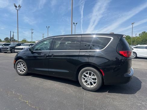 Used 2022 Chrysler Voyager LX FWD image 9