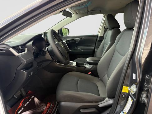 Used 2021 Toyota RAV4 LE AWD/4WD image 12