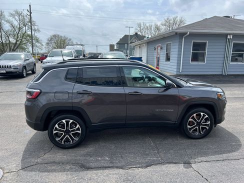 Used 2022 Jeep Compass Limited w/ Sun and Sound Group AWD/4WD image 3