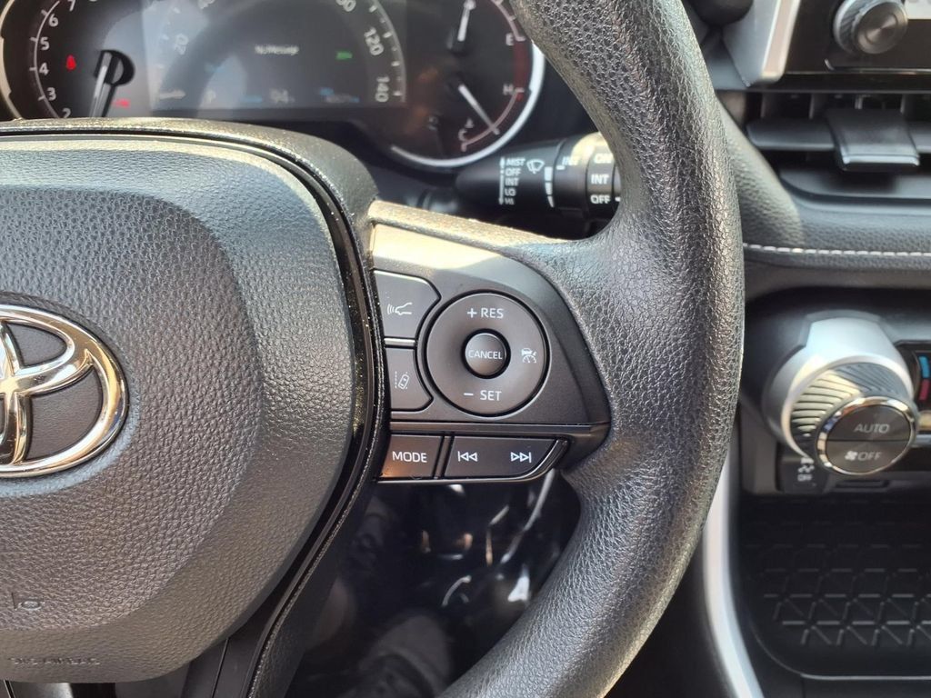 Used 2025 Toyota RAV4 XLE AWD/4WD image 15