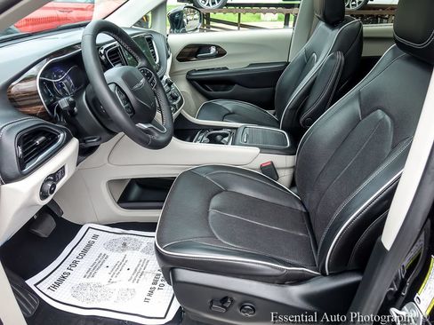 Used 2024 Chrysler Pacifica Limited FWD image 11