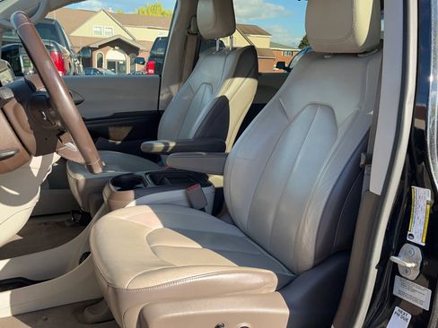 Used 2017 Chrysler Pacifica Touring-L image 30