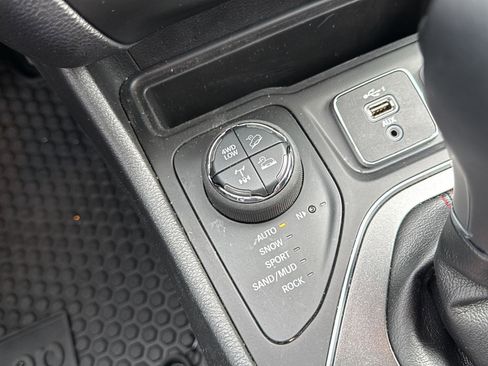 Used 2020 Jeep Cherokee Trailhawk w/ Cold Weather Group image 33