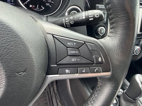 Used 2018 Nissan Rogue SV AWD/4WD image 16