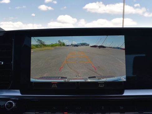 Used 2025 GMC Sierra 1500 SLT AWD/4WD image 22