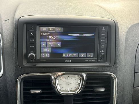 Used 2013 Chrysler Town & Country Touring image 12